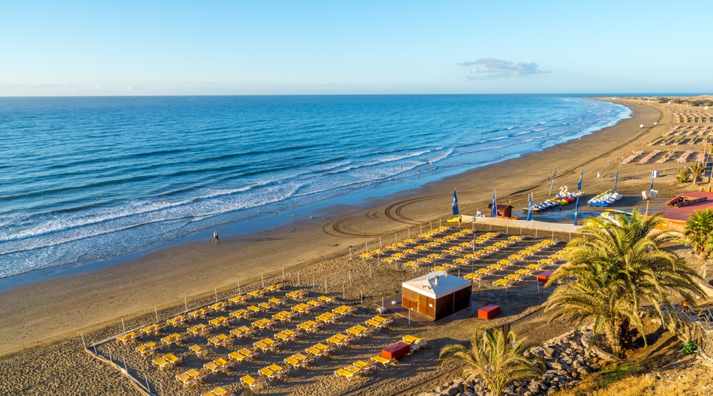 long view of Playa del Ingles beach